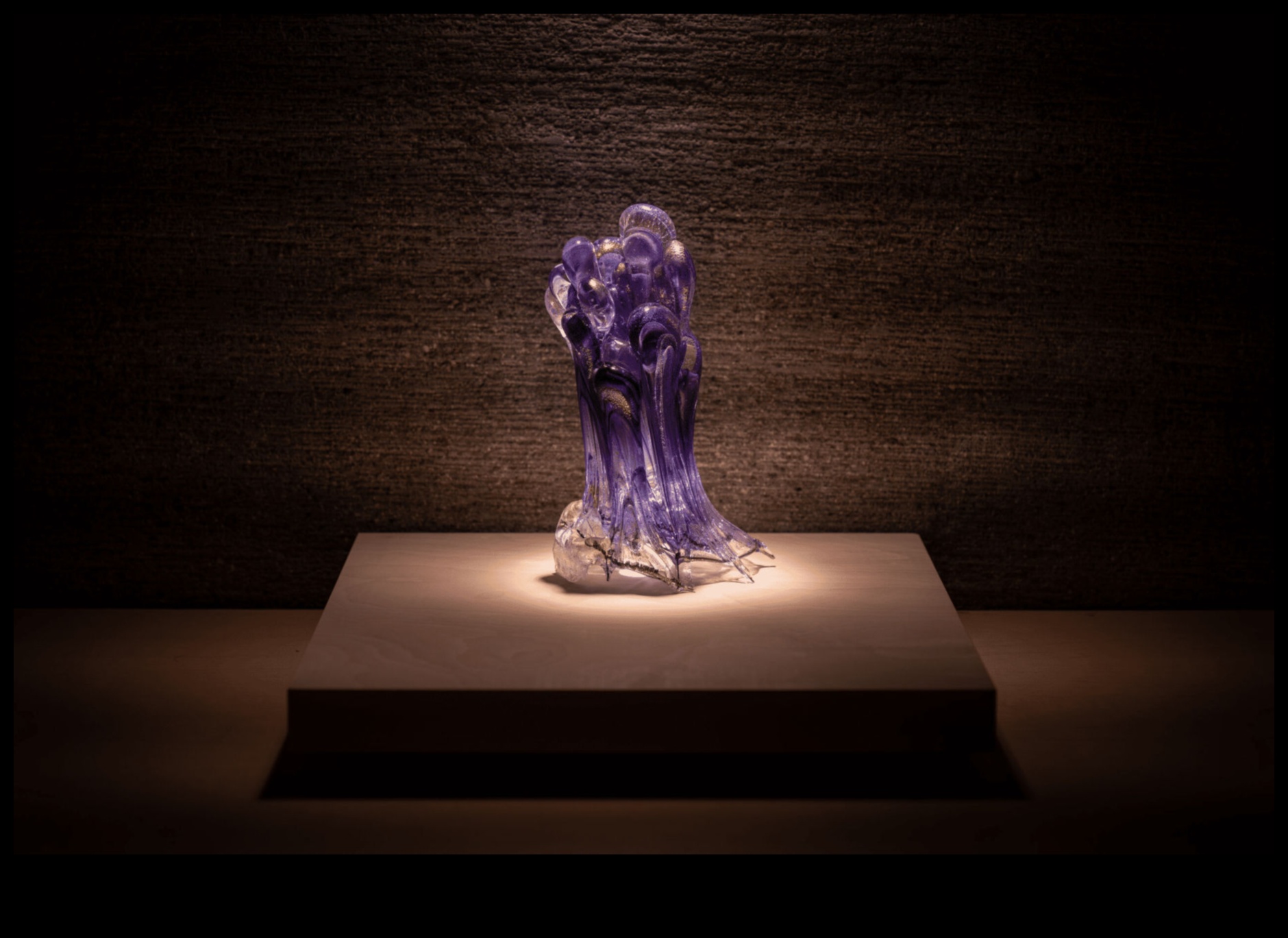 Umbre sculptate: Dansul artei abstracte cu lumină și întuneric