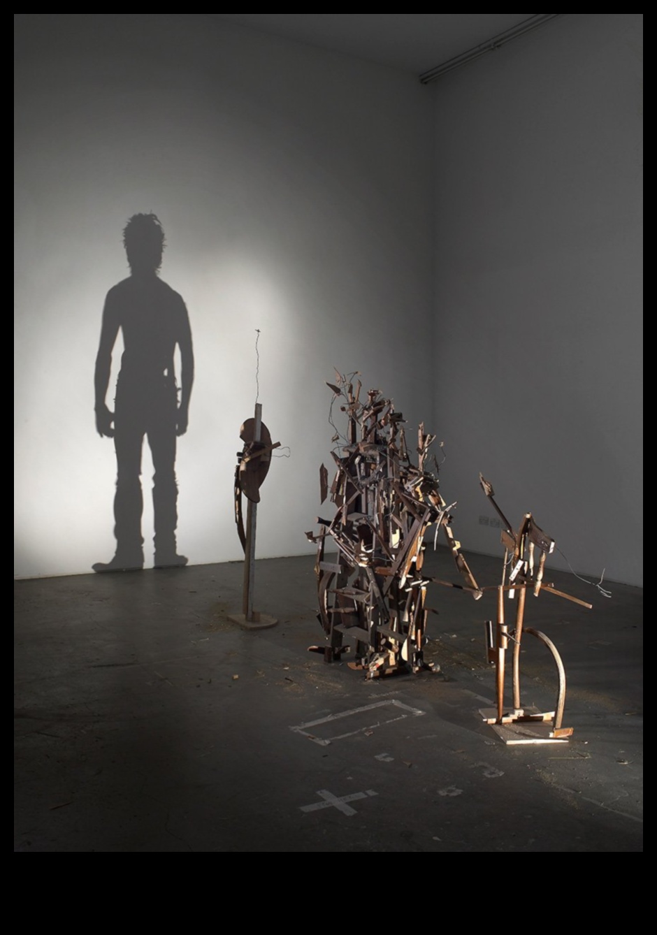 Umbre sculptate: Dansul artei abstracte cu lumină și întuneric